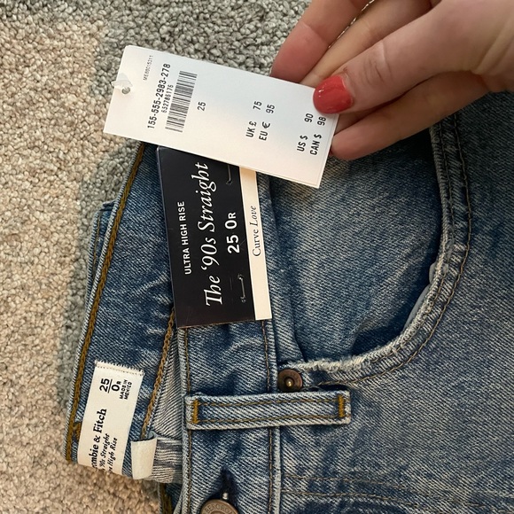 NWT Abercrombie Curve Love Ultra High
Rise 90s Straight Jean Size 25 (0 reg) - Picture 2 of 3